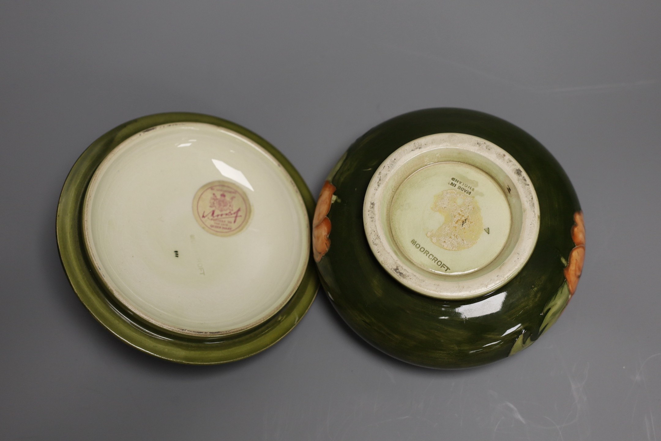 A Moorcroft hibiscus pattern powder bowl and cover, 15cm diam.